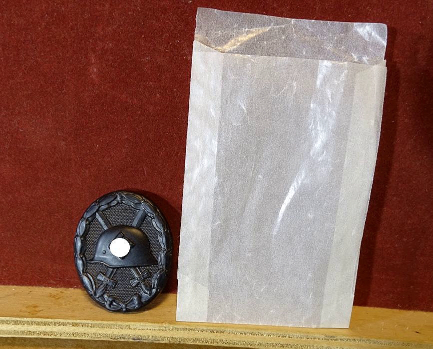 Verwundeten Abzeichen 1939 in schwarz, Messing, noch zu ca. 98% schwarz lackiert. Mit alter Tüte
