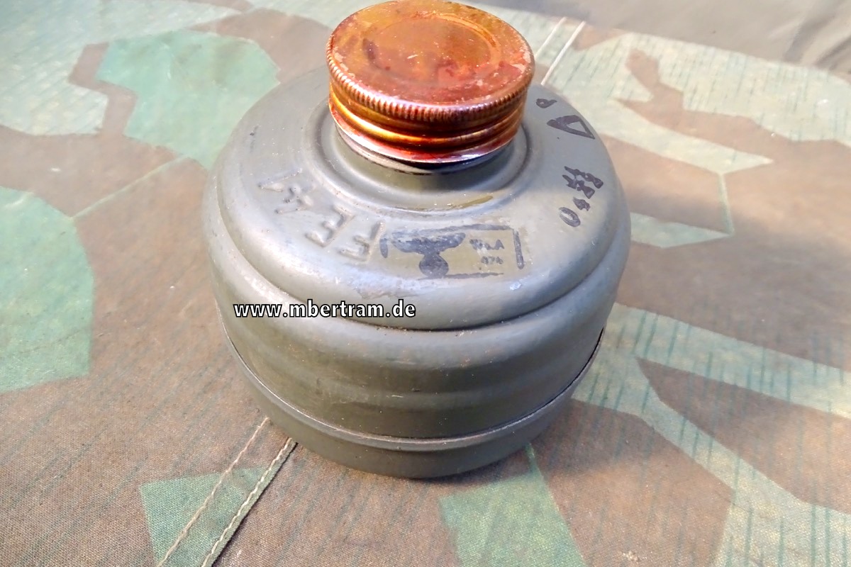 Gasmasken Filter FE 41 Wehrmacht, mit beiden Kappen, 1944