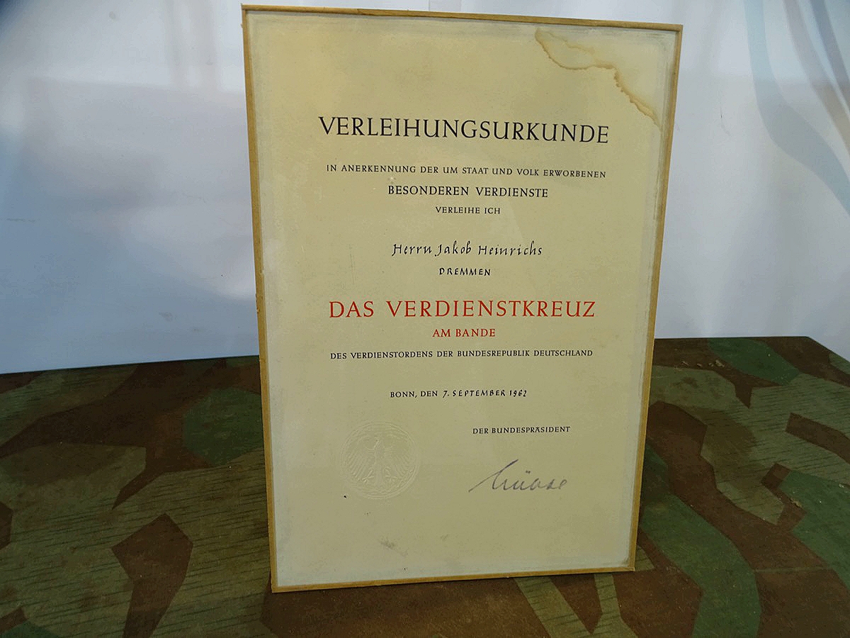 Verleihungsurkunde für Bundesverdienstkreuz am Bande , 1962, hinter Glas