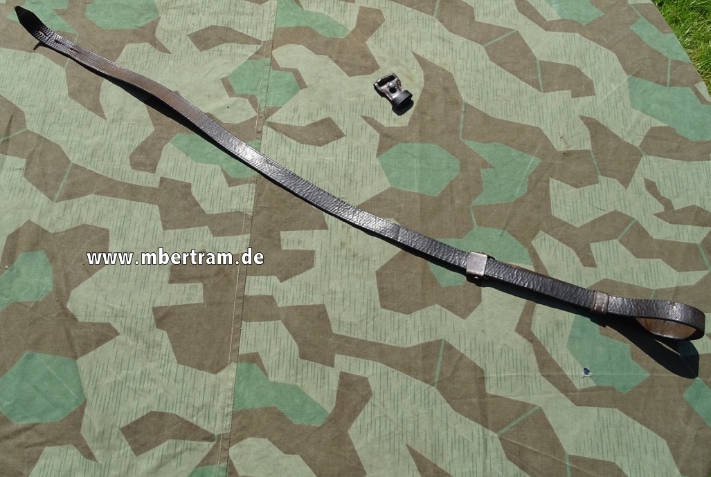 K 98 Gewehr Riemen,  mit Metallschieber, Frosch und Lederöse, gerriffeltes leder