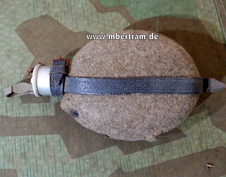 Feldflasche für Wehrmachts Helferinnen. Kleines Modell, daß an den Brotbeutel gehört.