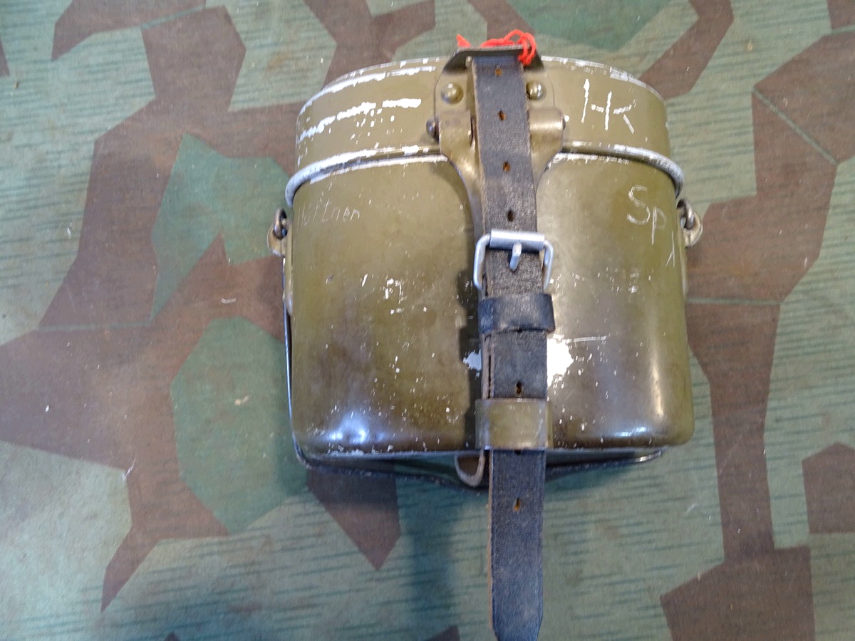 Kochgeschirr Nrgl. L& SL 41, noch viel Originalfarbe mit Pack Riemen
