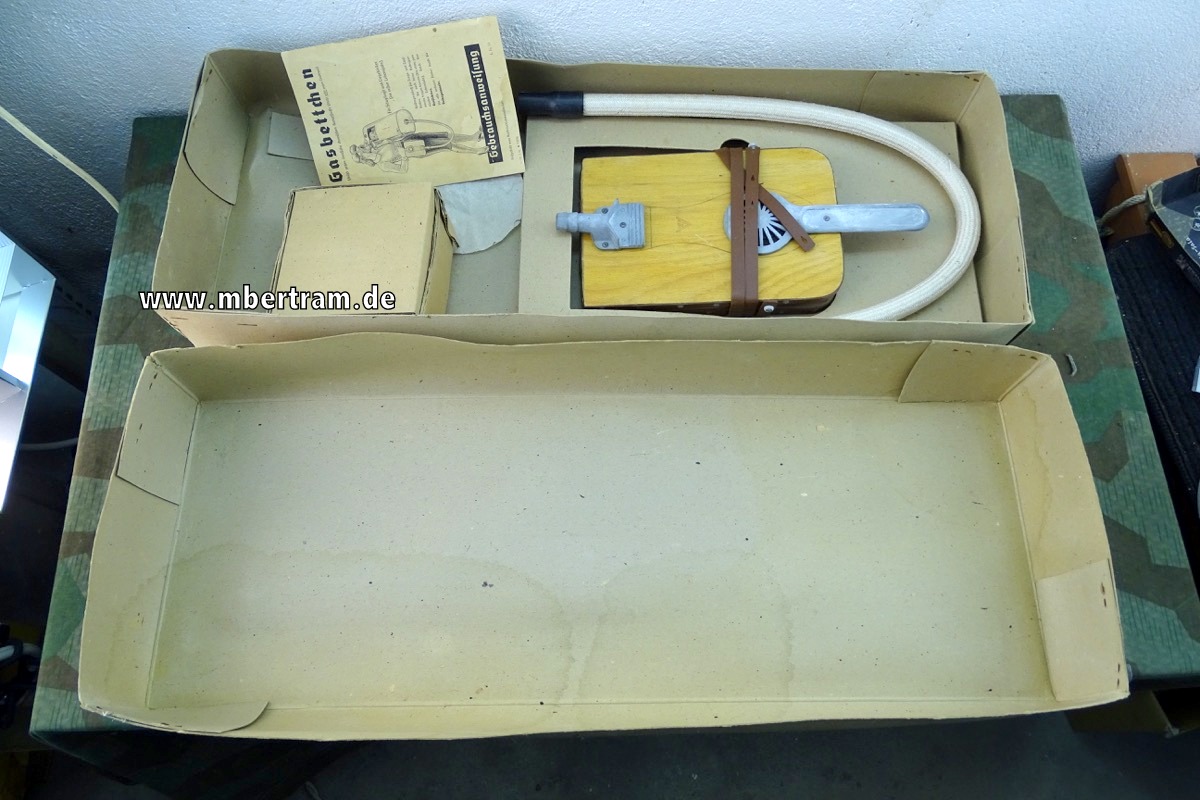 13511-115a7aecf57cf49 Komplettes Luftschutz Gasbettchen in Originalkarton mit Zubehör