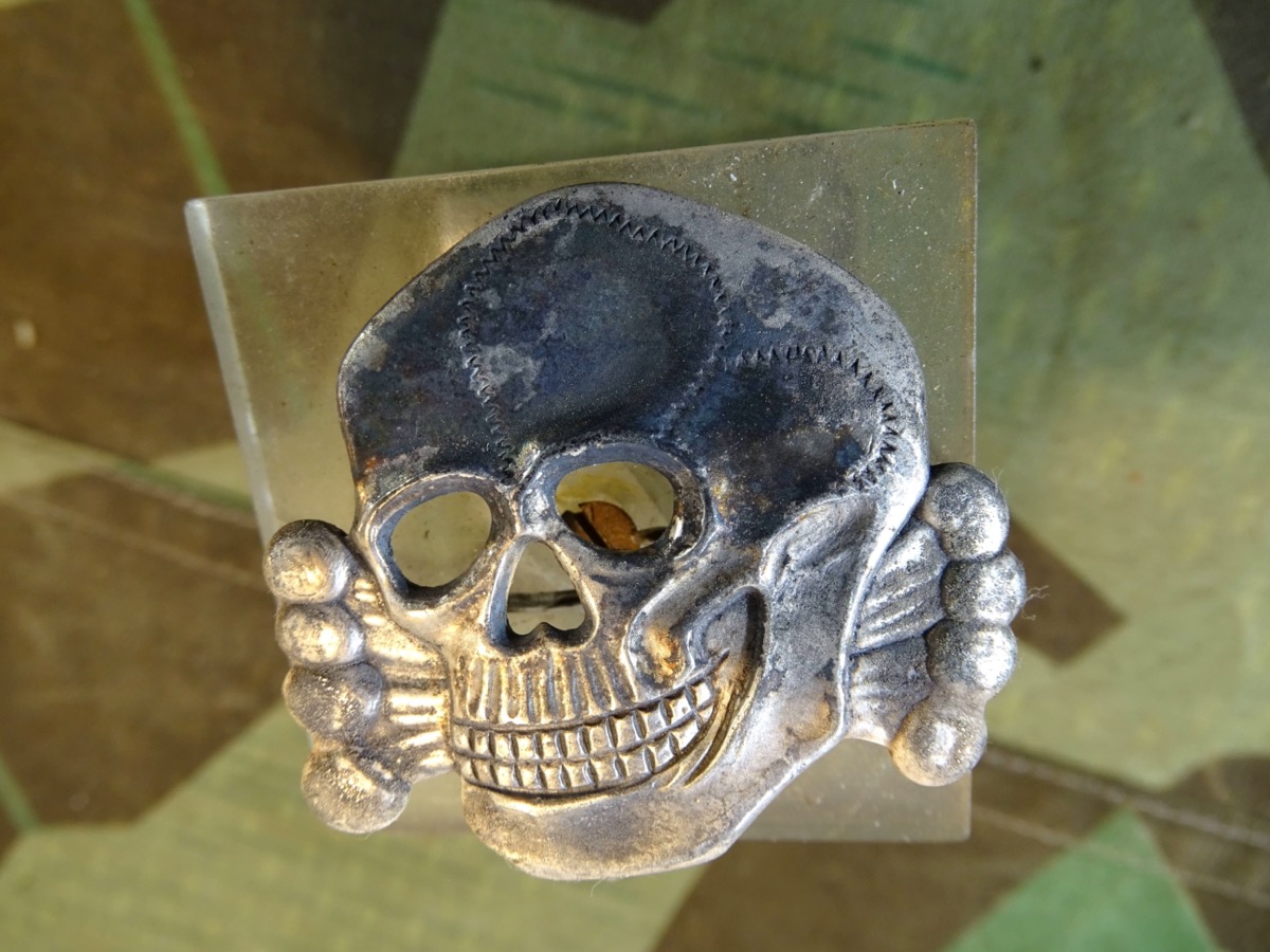 SS Totenkopf, Buntmetall, versilbert, sauber geprägt, Höhe ca. 41 mm, wahrscheinlich Albumauflage o.ä. 