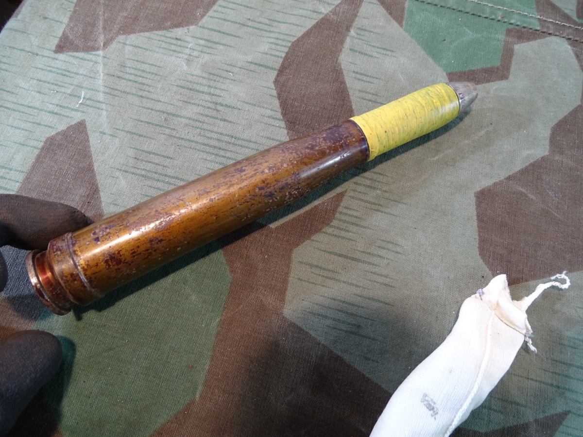 Deko-Patrone 2 cm Flak 38, Stahlhülse, Zünder, Ladungssäckchen 