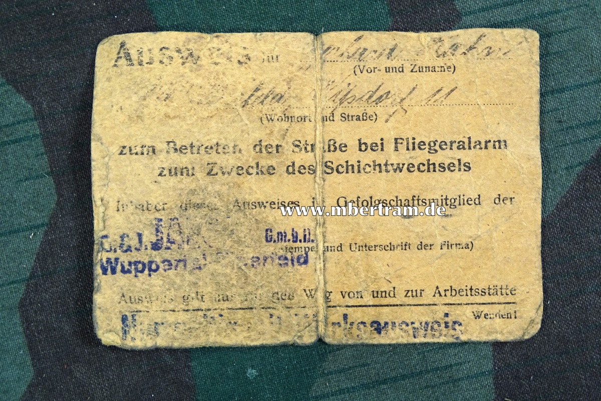 Ausweis für das Betreten der Straße bei Fliegeralarm während des Schichtwechsels