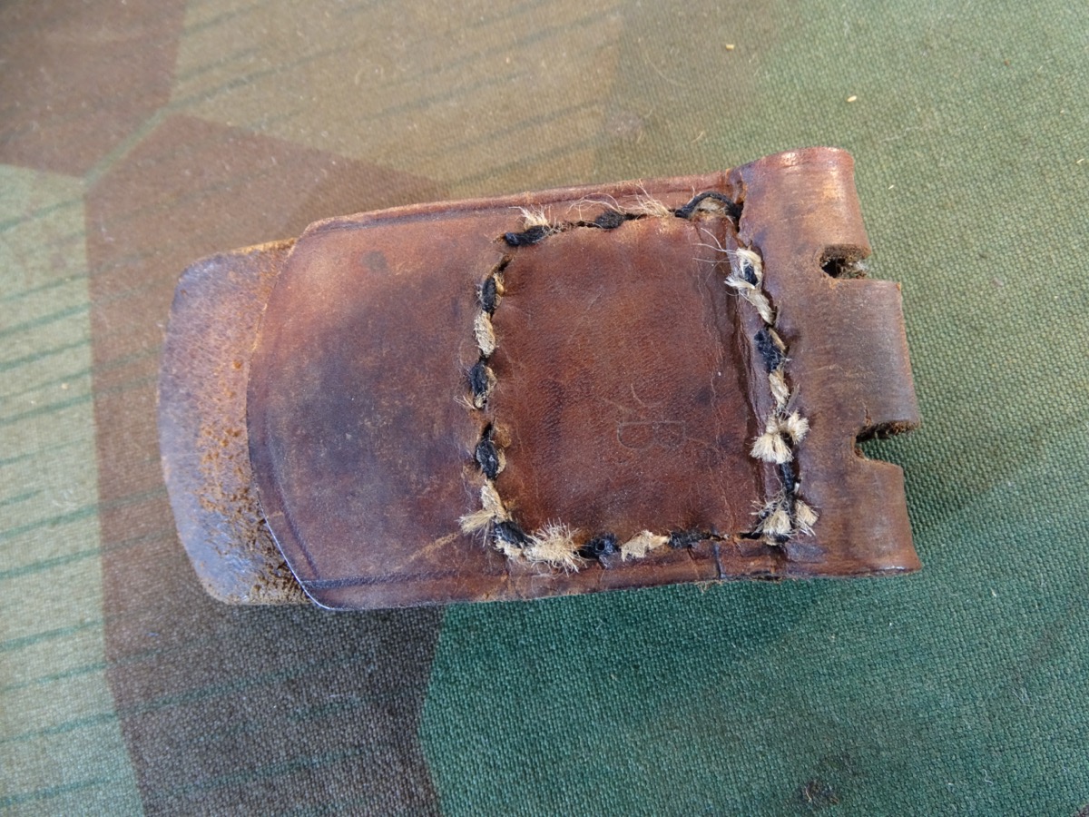 Koppellasche für Koppelschoss Wehrmacht, braunes Leder, Stempel" B"