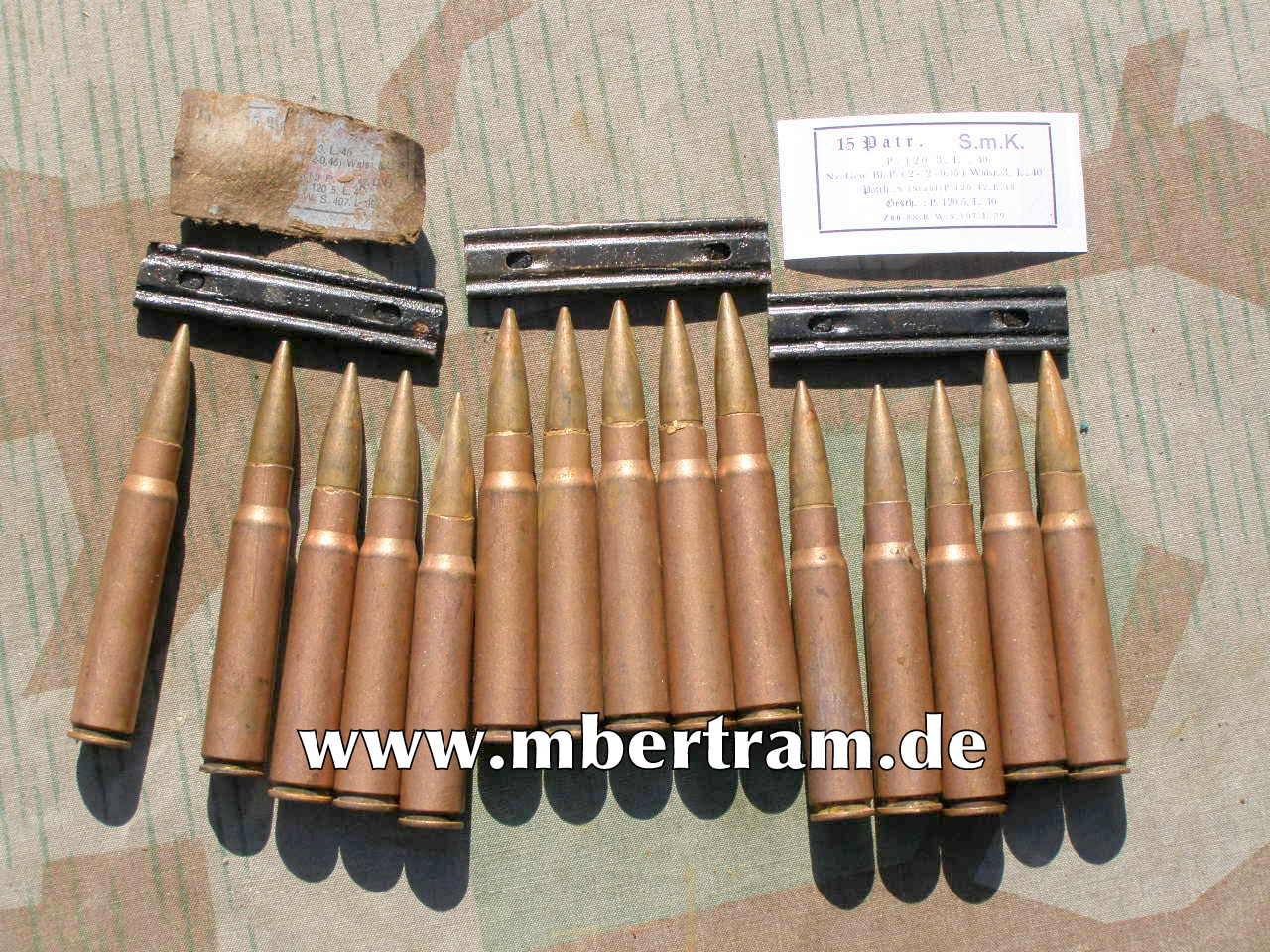 15 Deko Patronen, 3 Ladestreifen. "P120, 1940" verkupfert