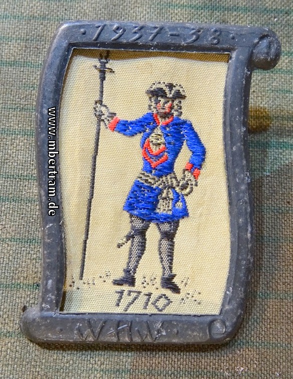 WHW - 1938  " Uniform und Geschichte ", "1710 Preuss. Soldat"  Webabzeichen, Metallrahmen