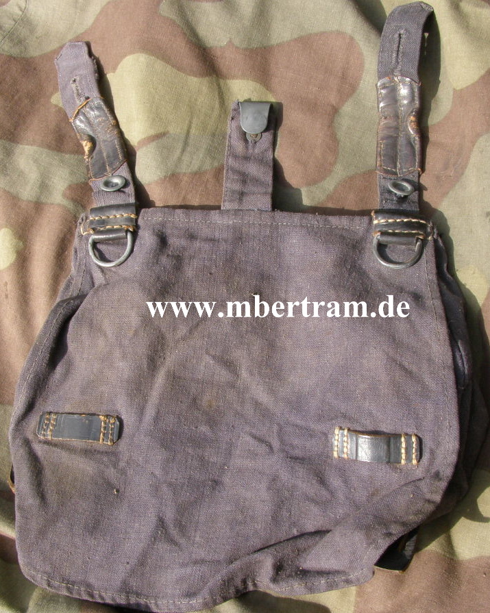 Luftwaffe, blaugrauer Brotbeutel mit Lederbesatz, 1944