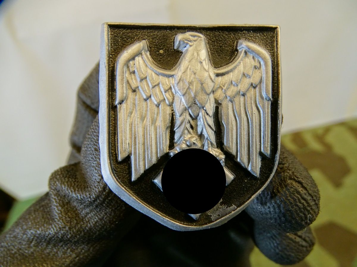 Adler Wappen für Wehrmachts Tropenhelm, frühes Stück, Buntmetall lackiert, alle Splinte dran