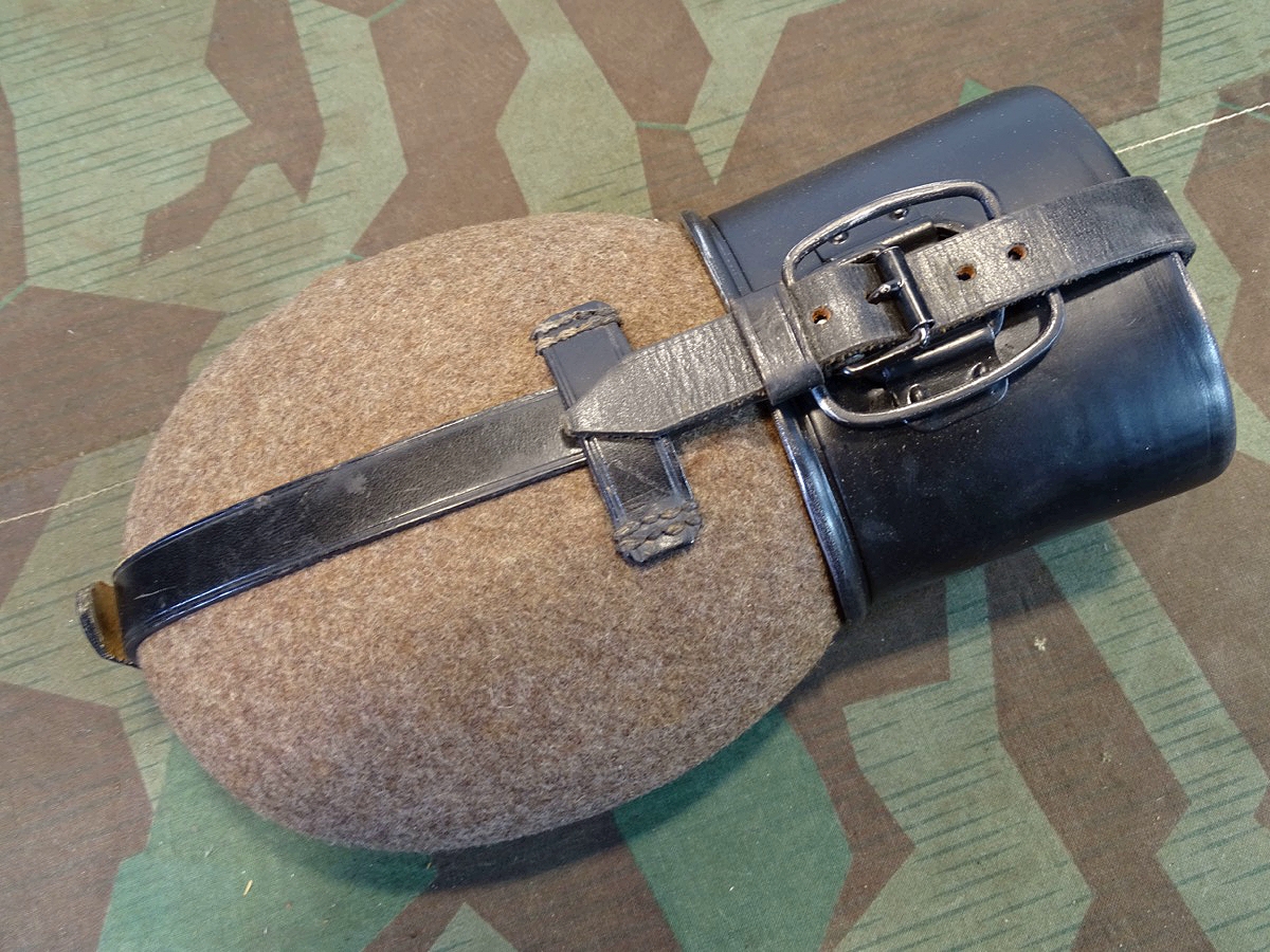 Wehrmacht, frühe Alu Feldflasche mit schwarzem Alu Trinkbecher , nrgl. " MN 36" 