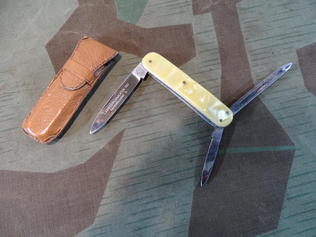 Militär Geschenk Taschenmesser mit Etui und Ätzung " Kriegsweihnachten 1941 Fahrkolonne 6" , Selten Militär Geschenk Taschenmesser mit Etui und Ätzung " Kriegsweihnachten 1941 Fahrkolonne 6" , Selten