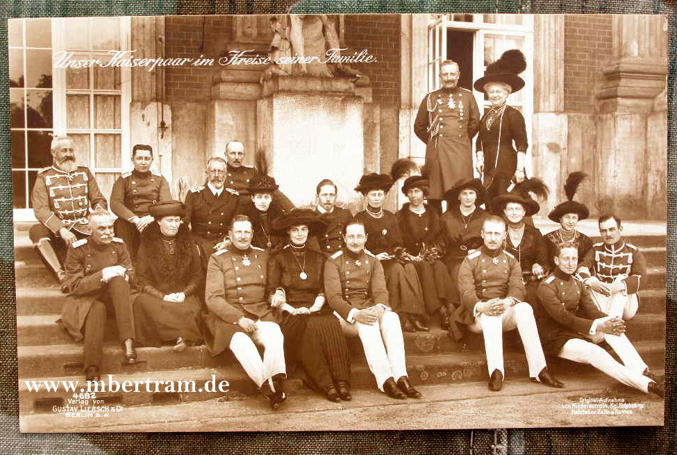 Kaiser Wilhelm im Kreise seiner Familie, Parade Uniformen