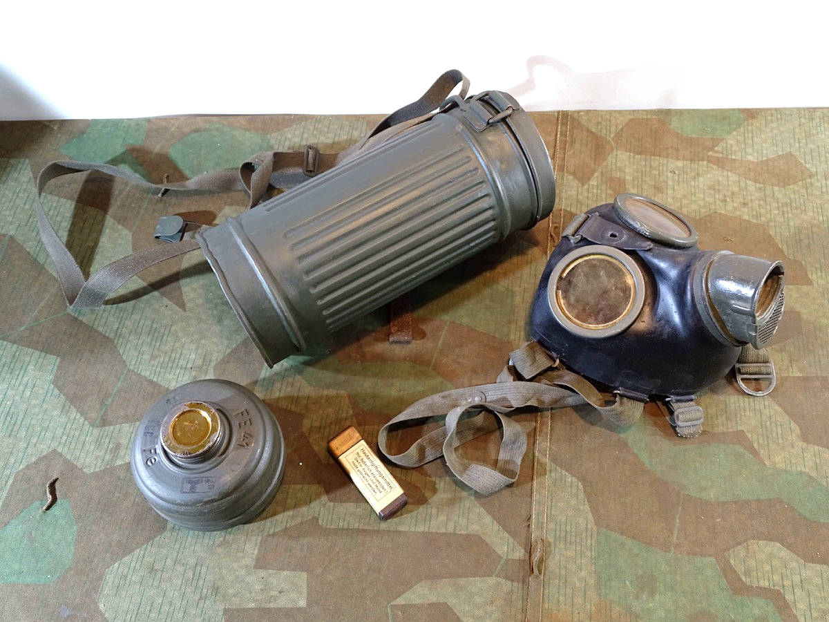 Gasmaske mit Dose M 38 und Filter FE 41, (unbenutzt) und Losantin, alles 1943