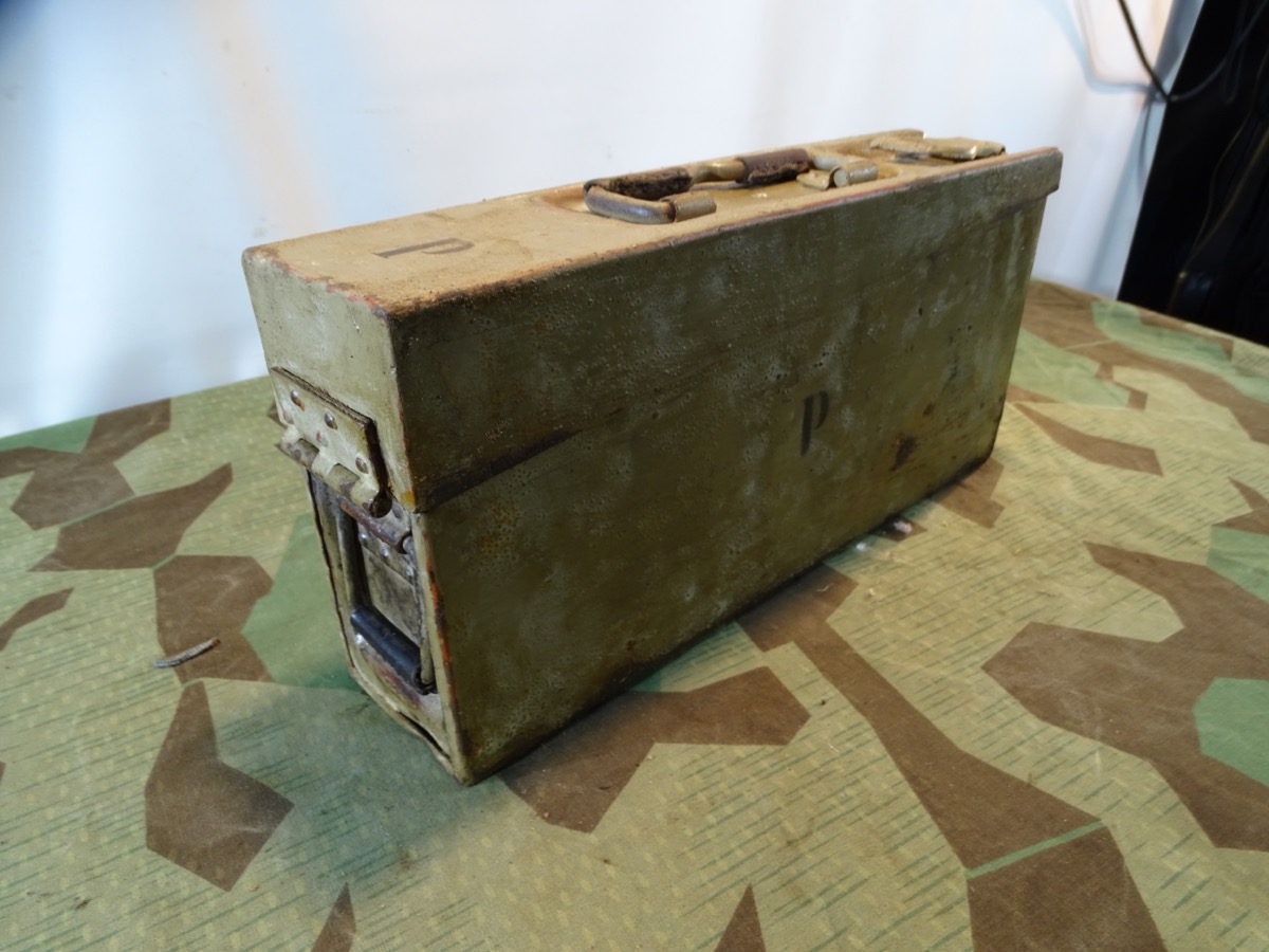 MG 34/ MG 42 Waffenmeister Patronenkasten 34, lehmgelb, "P" mit WaA 1941 mit 2 Waffenölkanistern. MG 34/ MG 42 Waffenmeister Patronenkasten 34, lehmgelb, "P" mit WaA 1941 mit 2 Waffenölkanistern.
