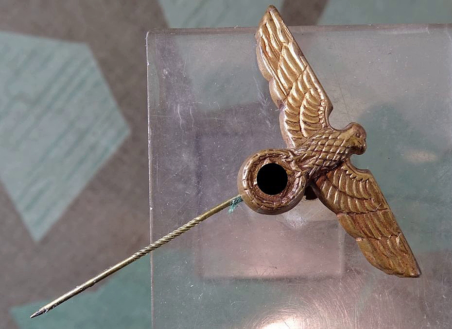 Mützenadler für Tellermützen der Kriegsmarine, Buntmetall, Nadel repariert