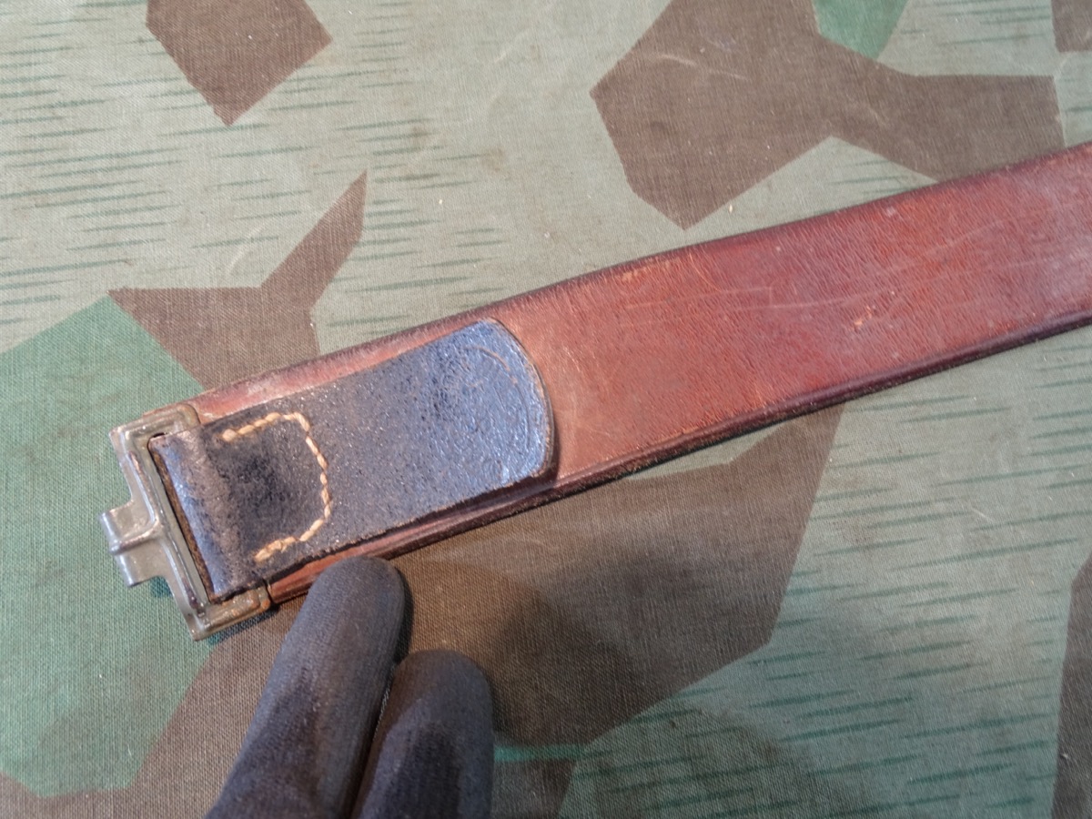 Koppelriemen für Wehrmachts Koppelschlösser, Eisenschließe, 1942, Hst. Marke. Gr. 95 cm Koppelriemen für Wehrmachts Koppelschlösser, Eisenschließe, 1942, Hst. Marke. Gr. 95 cm