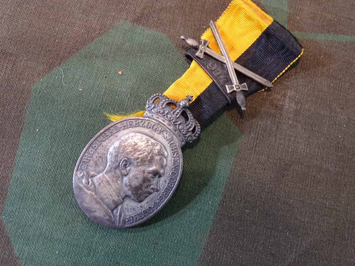 Ovale Herzog-Carl-Eduard-Medaille mit Krone, Schwerterspange für Kriegsverdienst und Datumsband 1914