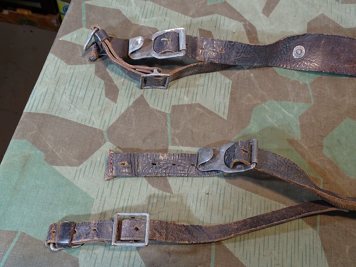 Wehrmacht / Waffen SS Tornister (Affe), Modell 39 "K.W.K 1942 "   mit gutem Fell und kpl. Beriemung