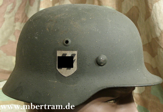 Waffen SS Stahlhelm, Feldgrau, Rauhtarn, Originalglocke M 35, neu lackiert, neue Wappen, neues Innen