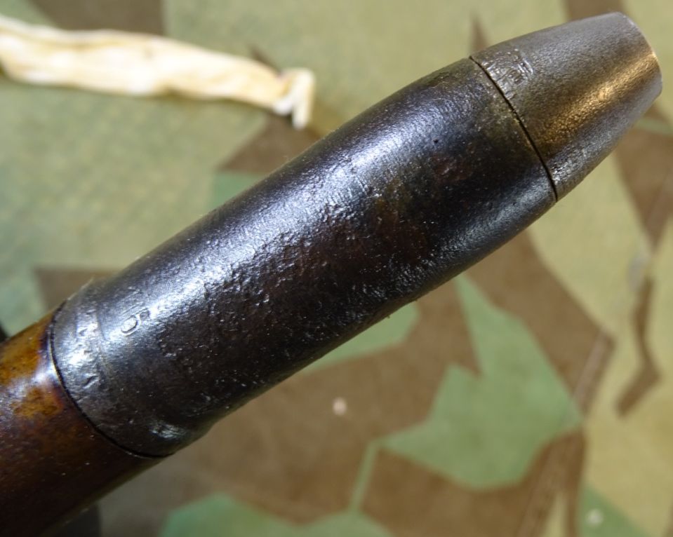 Deko-Patrone 2 cm Flak 38, lackierte Stahlhülse, Eisenzünder, Ladungssäckchen