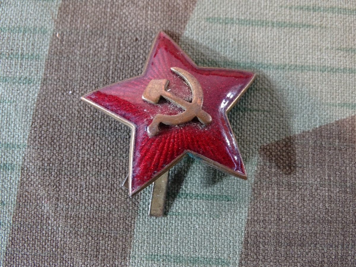 Russland Mützenabzeichen 2. Weltkrieg, emaillierter Sowjetstern , ca. 29,5 mm hoch. 
