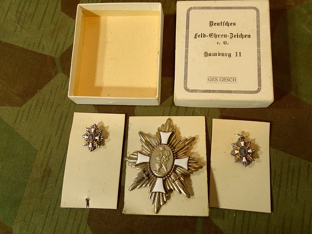 Deutsches Feld Ehrenzeichen mit Schachtel, Band, Miniatur mit Öse und Miniatur mit langer Nadel. Top Set !