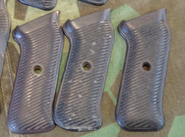 Replik: Einzel Griffschale für MP 40 Wehrmacht, authentische Herstellermarken wie P 1489 /1