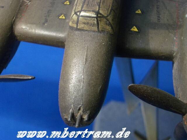 Kriegsmodell: Messerschmidt 110 aus Holz und Metall, 30 cm