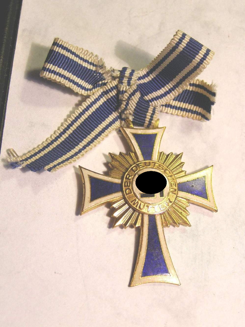 Mutterkreuz IN GOLD MIT BANDSCHLEIFE, 2. MOD. 1. STUFE