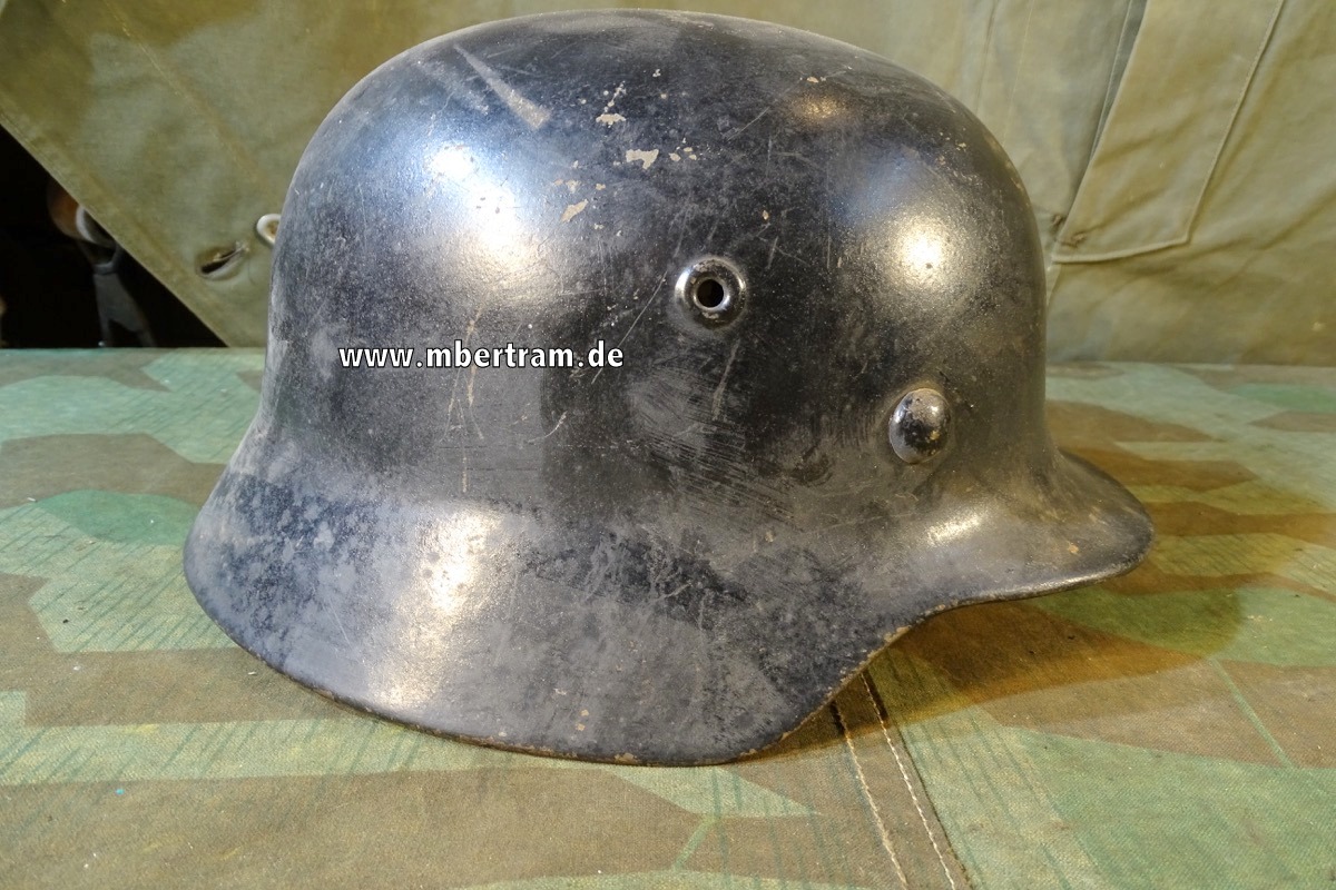 Werhrmachts Stahlhelm  M 40, ( ET 64) weiterbenutzt bei Feuerwehr.