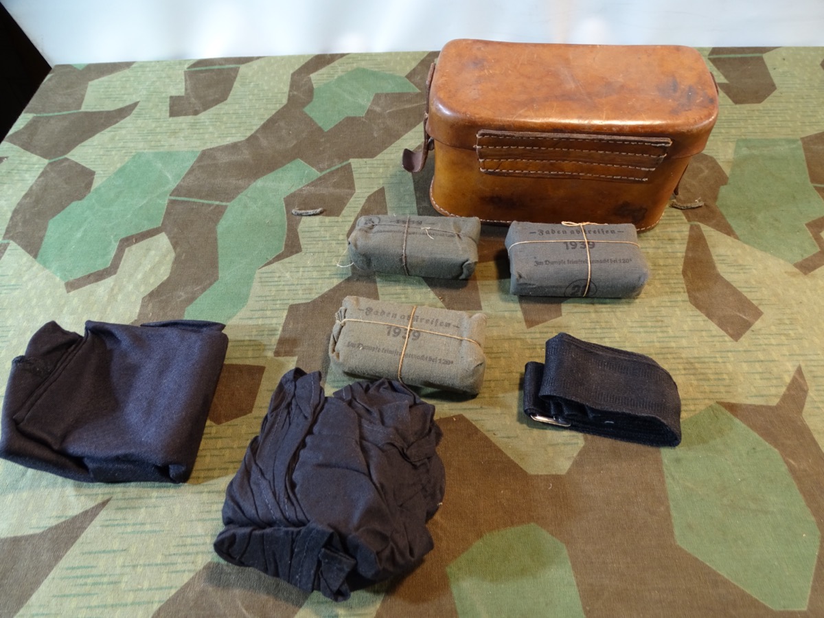 Braune Wehrmacht Sanitäter Gürteltasche mit fast kpl. Inhalt und Deckeletikett 1939