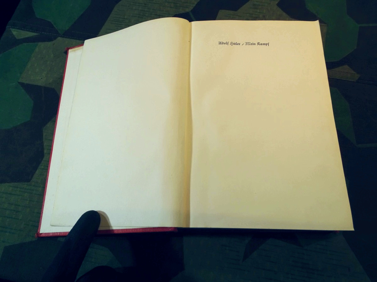 Sehr seltener Mein Kampf als Jubiläumsausgabe in rotem Leinen. Sehr seltener Mein Kampf als Jubiläumsausgabe in rotem Leinen.