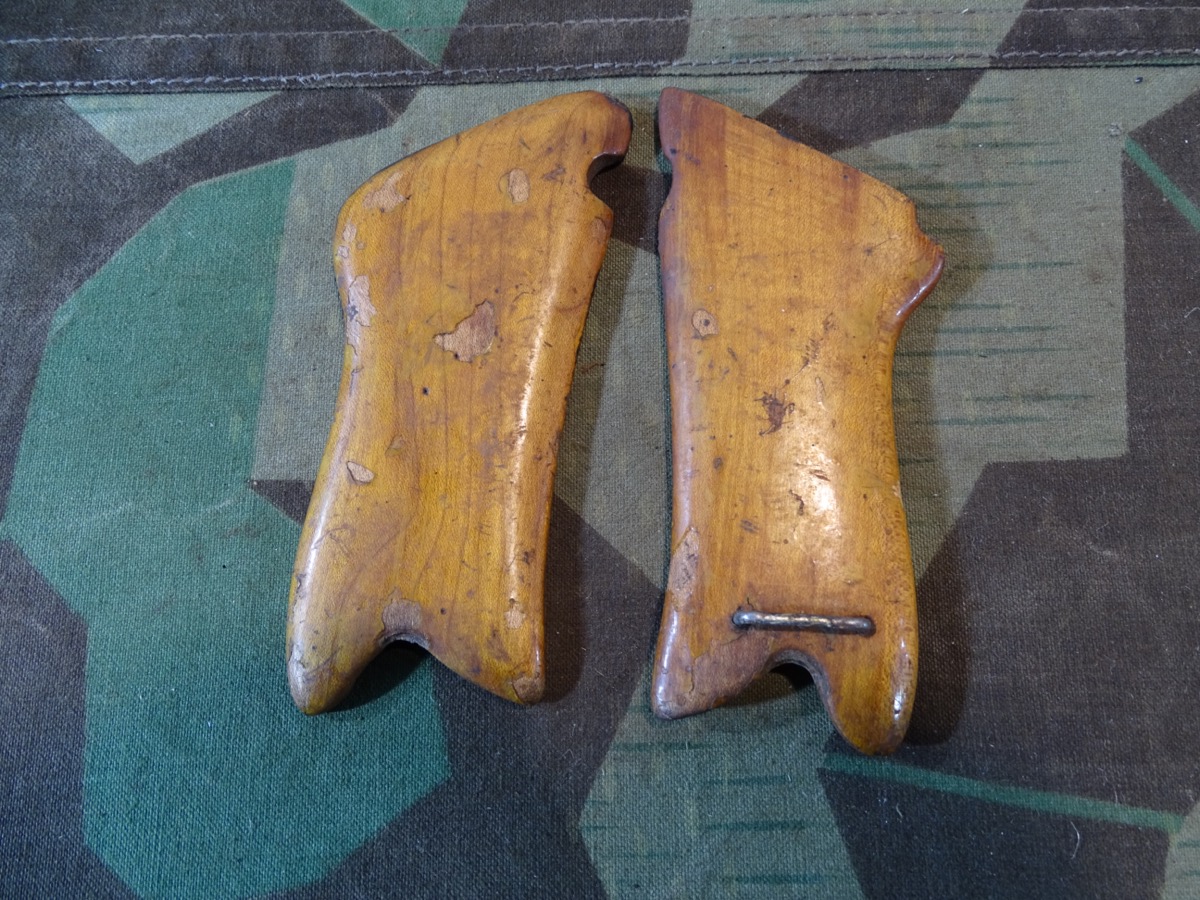 Paar Holz Griffschalen für Pistole P 08, Frontfertigung 2. Weltkrieg. 