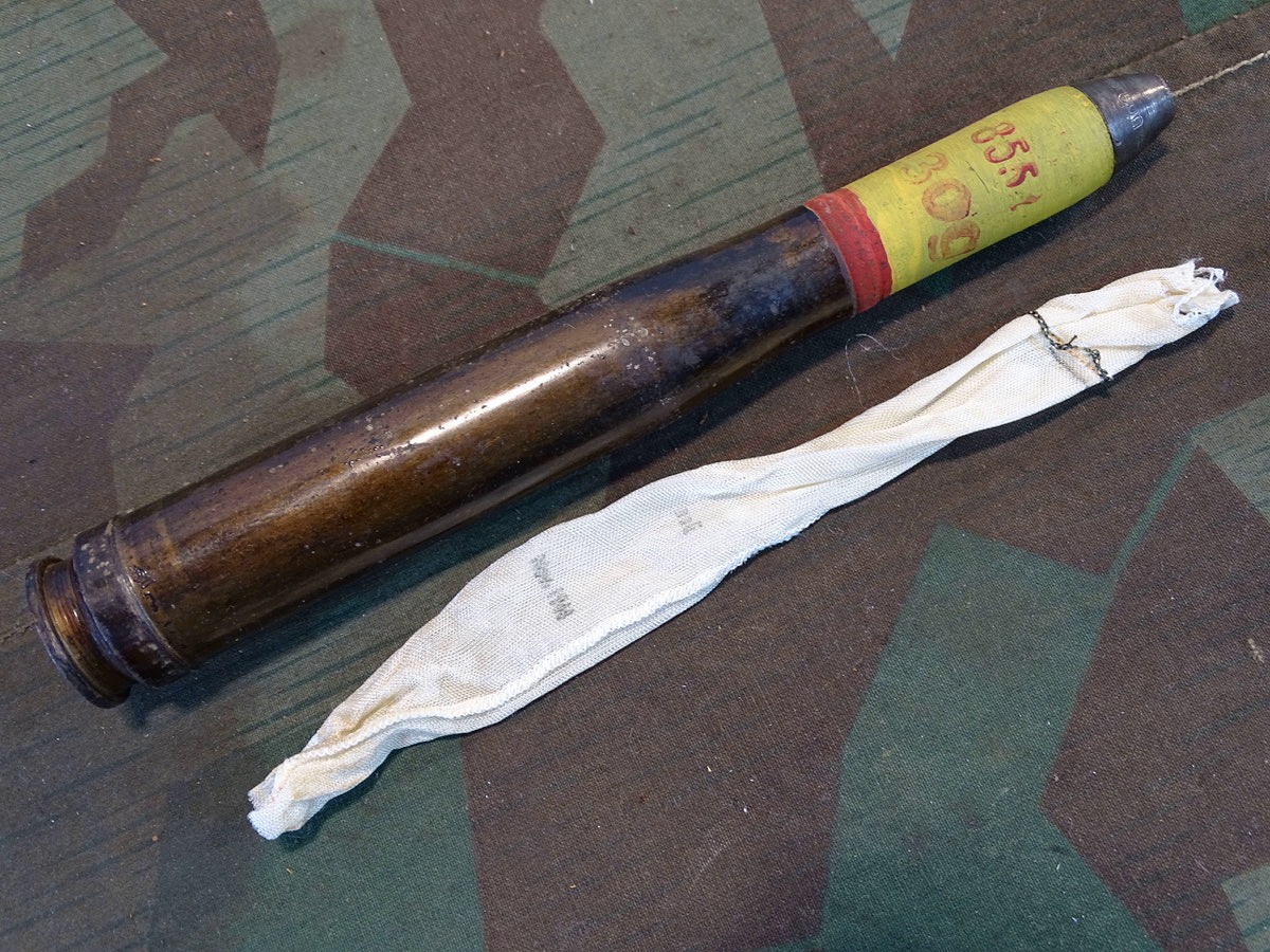 Deko Spreng Granat Patrone 2 cm Flak 38, Stahlhülse, Ladungssäckchen. 