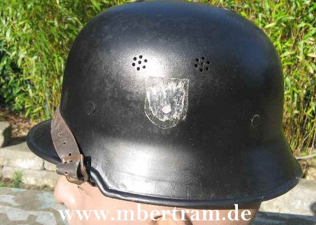 Original Feuerlöschpolizei Stahlhelm, orig.Abzeichen Resten