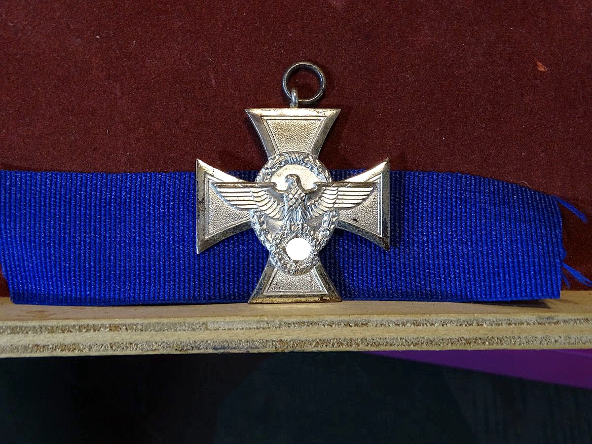 Polizei Dienstauszeichnung 2. Stufe für  18 Jahre, Buntmetall, versilbert. Am blauen Dienstzeitband