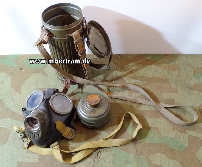Gasmaske mit Nr. 151, auf Dose , Filter , Maske. Ersatzgläsern. Losantin Baujahre 1942/43