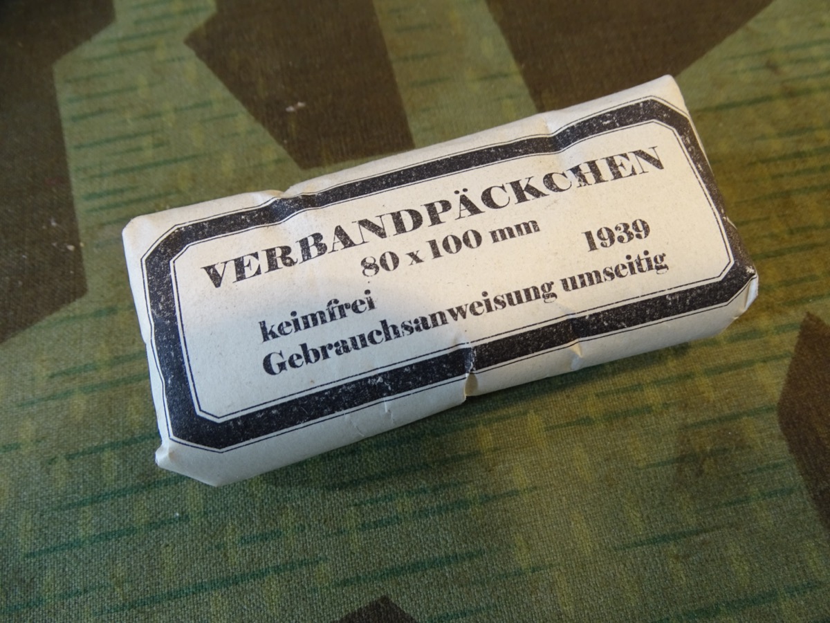 Verbandpäckchen 80 x 100 mm, Papierverpackung  von 1939, Sanitätsmaterial, Luftschutz