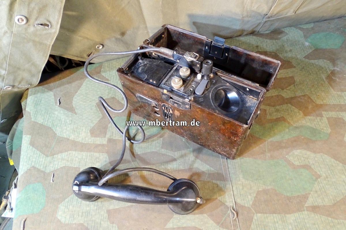 WH Feldtelefon,  WaA Abnahme, nrgl- Baujahr 1942 auf Gehäuse u. Hörer.