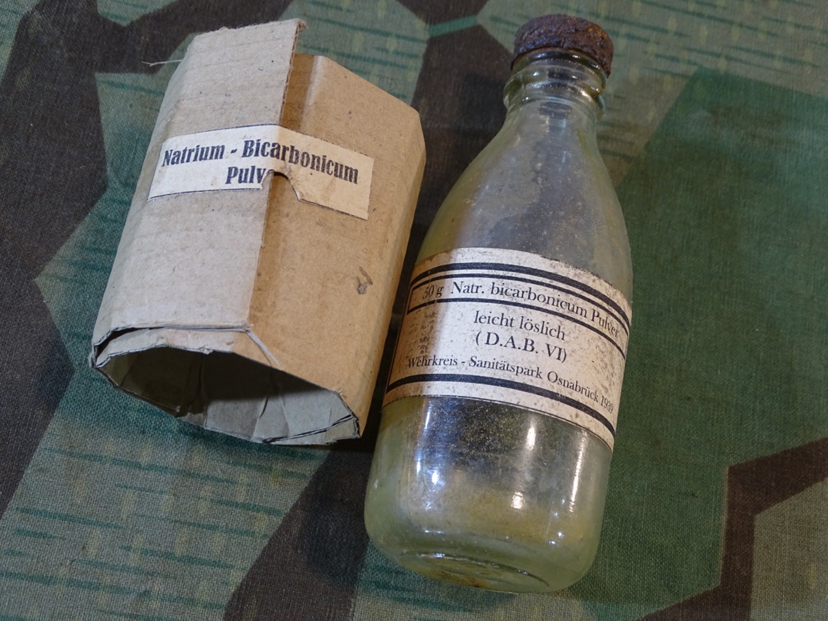 Glasflasche für 50 g Natrium-Bicarbonicum Pulver 1939 mit Schutzhülle