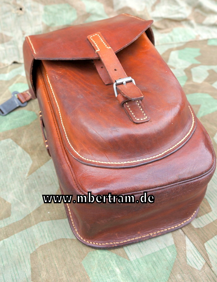 Wehrmacht Kavallerie Packtasche 34, linke Seite mit Hufeisentasche