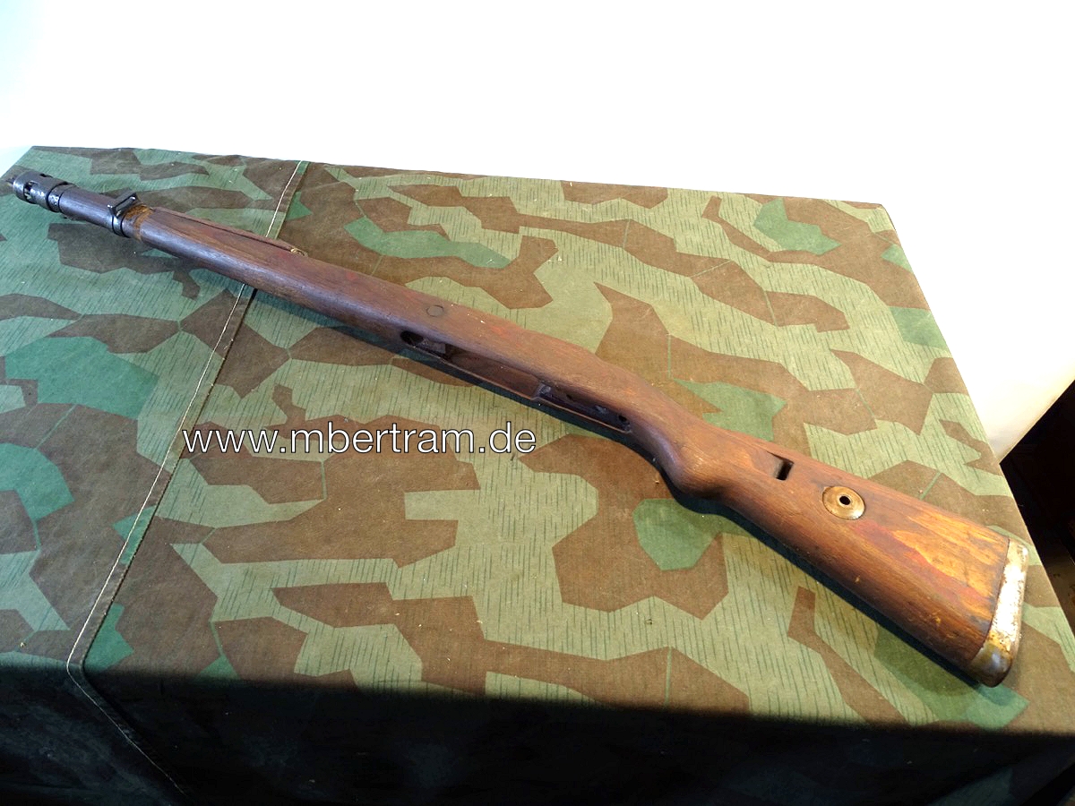 20877-1 Späte K 98 Schäftung, Wehrmacht, Kriegsfertigung Schichtholz mit Beschlägen u.Oberholz