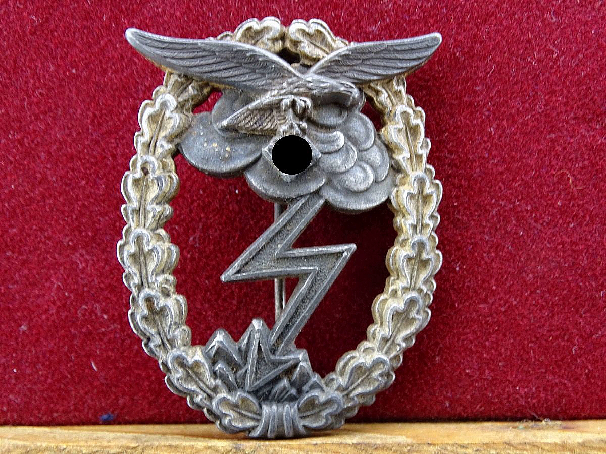 Erdkampfabzeichen der Luftwaffe, Feinzink, Adler aus Neusilber aufgenietet, "G.H.Osang Dresden" Erdkampfabzeichen der Luftwaffe, Feinzink, Adler aus Neusilber aufgenietet, "G.H.Osang Dresden"
