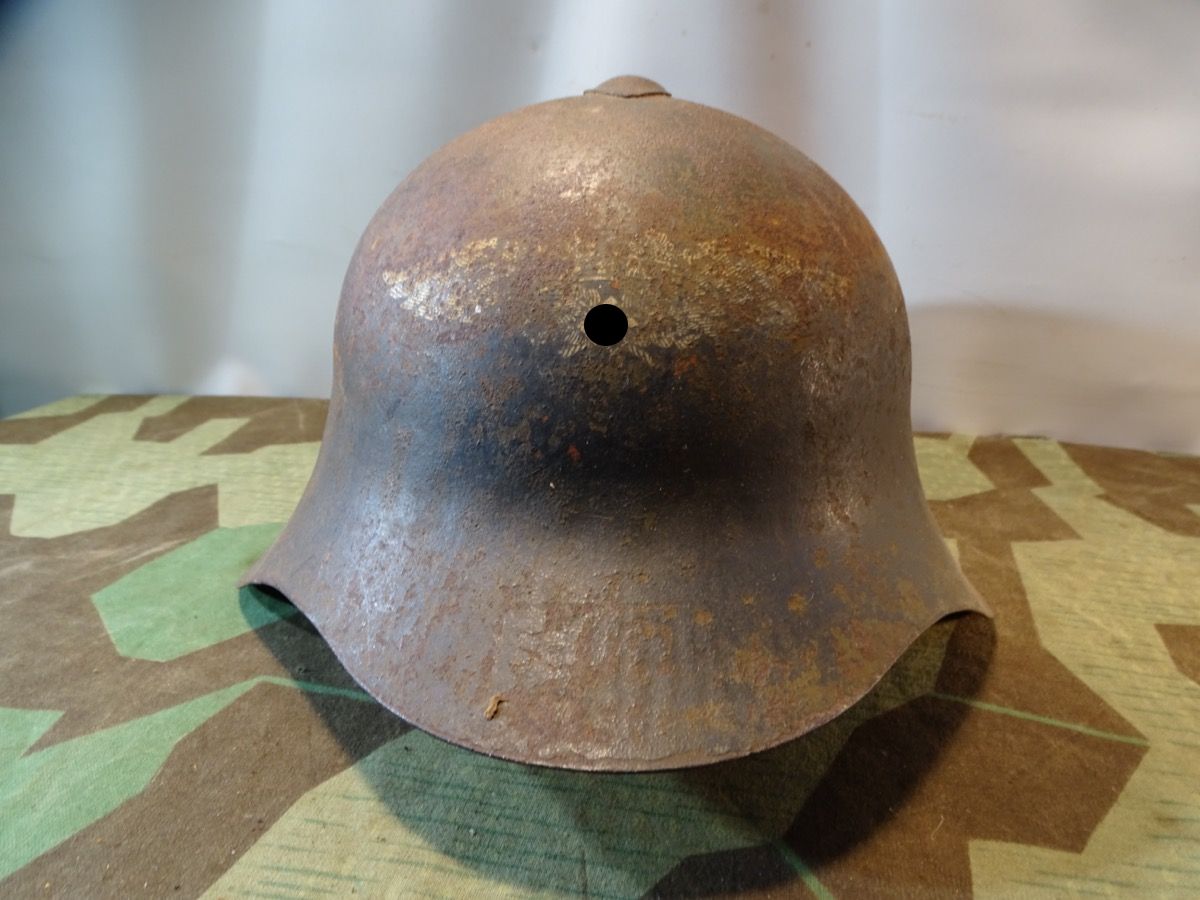 Deutscher Luftschutzhelm mit Emblem aus frühem russischen Beutehelm, ohne Innenleben. Selten