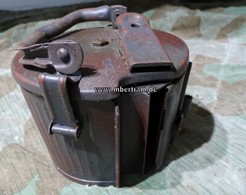 Tarnfarbene Luftwaffe Gurttrommel MG 42/34 mit Herstellercode " hqu 43"
