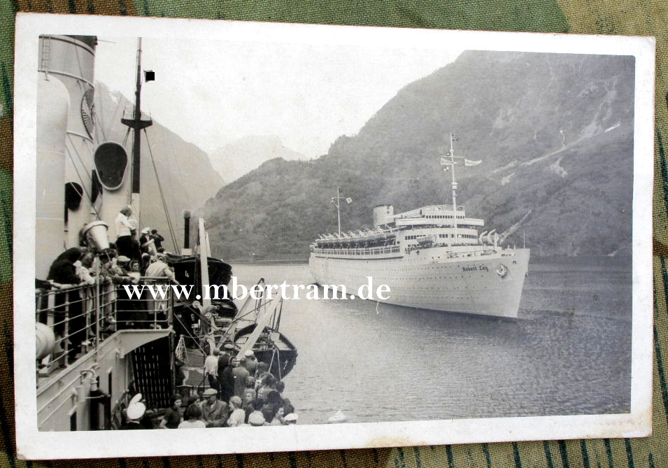 Fotopostkarte, KdF Dampfer Robert Ley in Fjordlandschaft