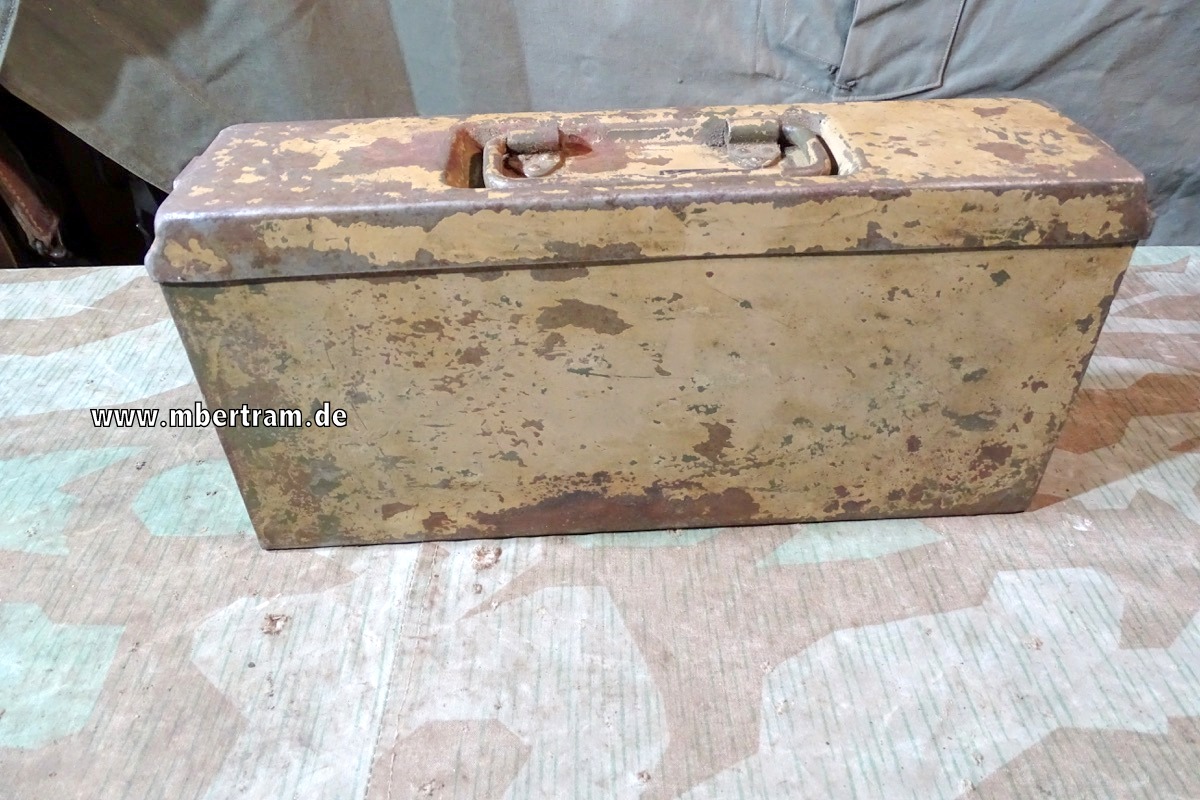 MG 34/42 Patronenkasten 41,  Hst.: "lgl, WaA"  gestempelt. Lehmgelb