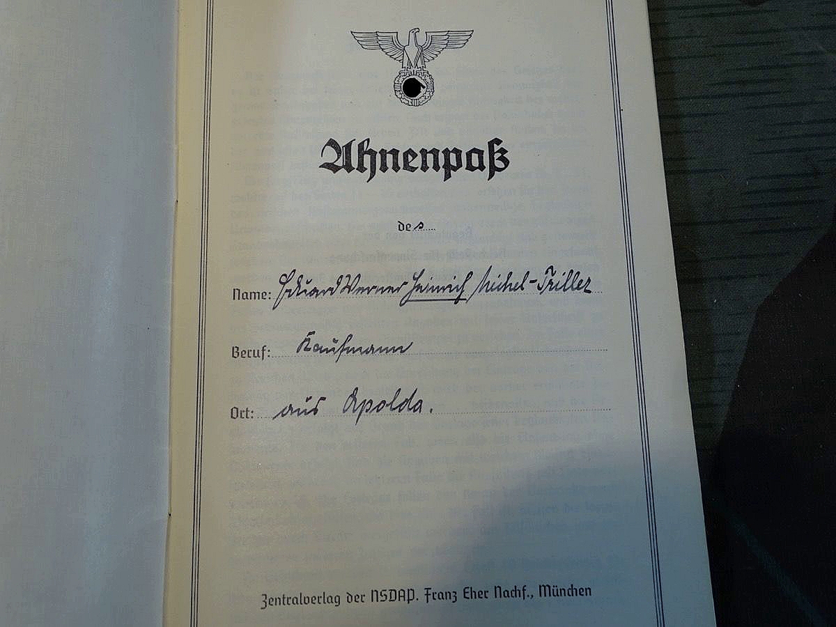 Offizieller Ahnenpass, Michel T.  aus Apolda, Zentralverlag der NSDAP, sehr guter Zustand. 